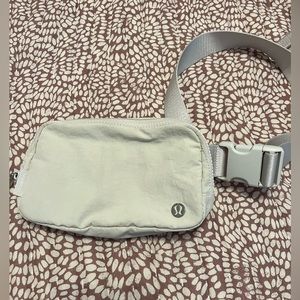 Lululemon everywhere belt bag